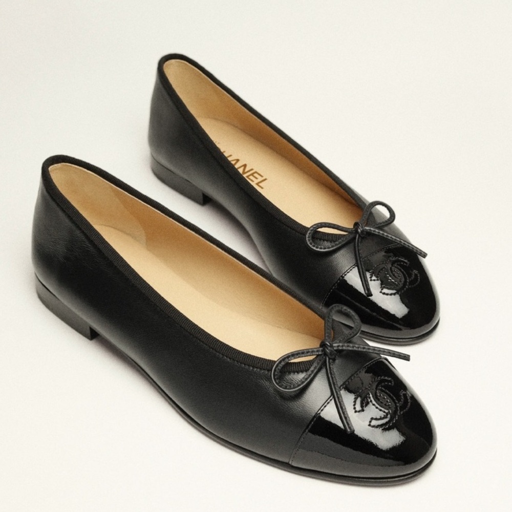 CHANEL Black Lambskin Ballet Flats with Patent Toe and CC Medallion